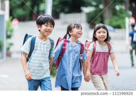小學生和他們的朋友一起去學校。 111590920
