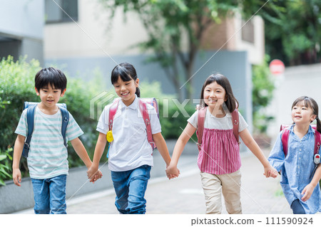 小學生和他們的朋友一起去學校。 111590924