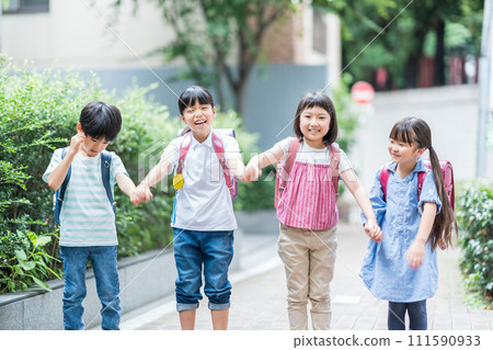 小學生和他們的朋友一起去學校。 111590933