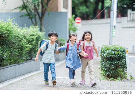 小學生和他們的朋友一起去學校。 小學生和他們的朋友一起去學校。 111590936