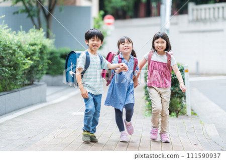 小學生和他們的朋友一起去學校。 111590937