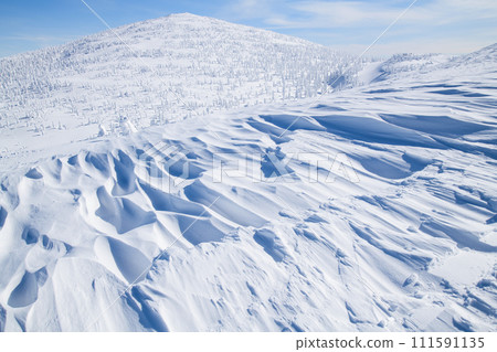 秋田縣守吉山壯麗的冬季景色，俯瞰秋田縣的秋田町和山頂 111591135