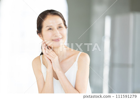 Senior woman beauty beauty Senior woman beauty beauty 111591279