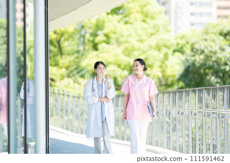 在醫院工作的護士和女醫生 111591462