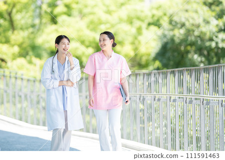 在醫院工作的護士和女醫生 111591463