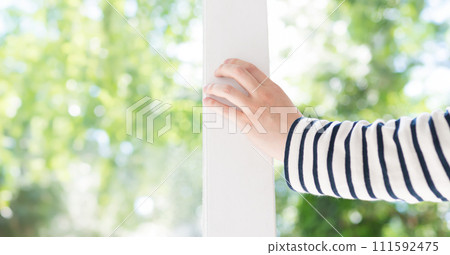 從明亮的室內打開白色框窗的人的肖像 111592475