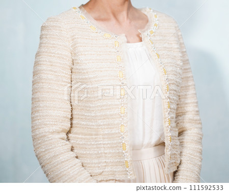 穿著鑲珠花呢夾克的中年婦女 穿著鑲珠花呢夾克的中年婦女 111592533