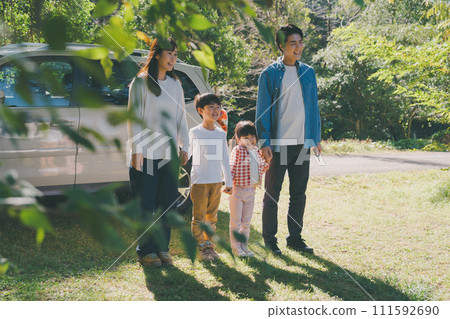 A family visiting the park 111592690