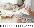 孩子用剪刀剪頭髮 111592774