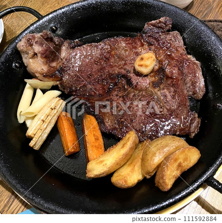 [肉類菜餚]用烤箱/烤盤烤的豐盛牛排（從正上方） 111592884