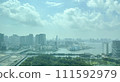 陽光明媚的日子裡的城市景觀 111592979