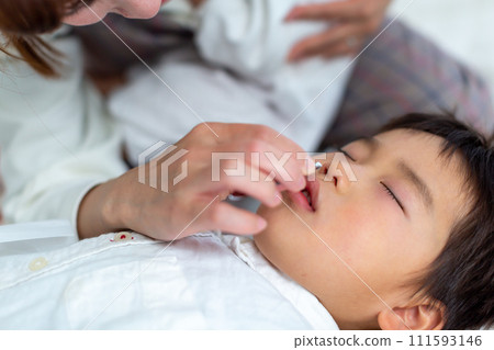媽媽幫孩子清理鼻子 111593146