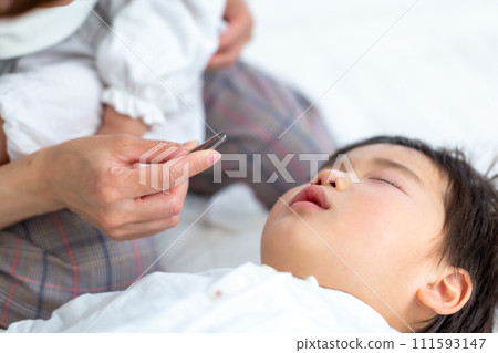 媽媽幫孩子清理鼻子 111593147
