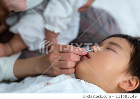 媽媽幫孩子清理鼻子 111593149