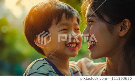 媽媽和男孩開心地笑著“AI生成圖像” 媽媽和男孩開心地笑著“AI生成圖像” 111593650