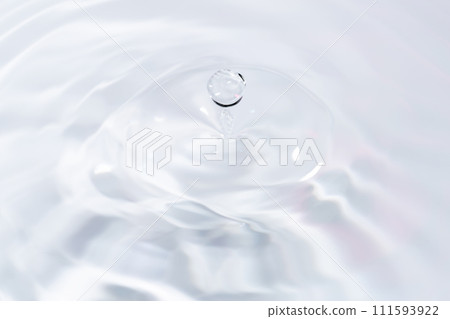 水滴落在水面上 水滴落在水面上 111593922