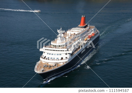 Nippon Maru passing through Kurushima Kaikyo Bridge 111594587