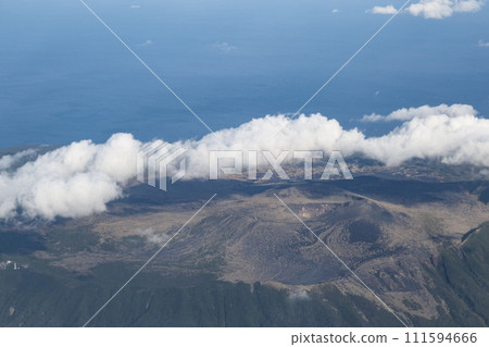 從上方俯瞰伊豆大島三原山 111594666
