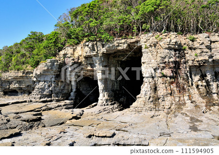 Shihara Beach [Hioki, Shirahama-cho, Nishimuro-gun, Wakayama Prefecture] 111594905