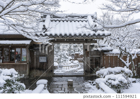 Ohara, Kyoto, snowy landscape of Hosen-in Sanmon Gate 111594921