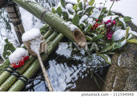 Ohara, Kyoto, Hosen-in, Tsurukame Garden's water basin covered in snow 111594948
