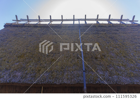 Water supply pipe and sprinkler installed on the thatched roof 111595326