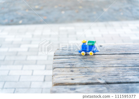 公園裡留下的玩具機車 111595377