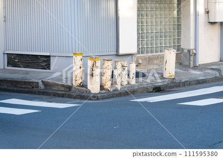 在十字路口安裝了許多堅固的護柱 在十字路口安裝了許多堅固的護柱 111595380