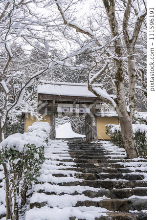 京都大原,Jakkoin 的雪景,通往山門的石階 京都大原,Jakkoin 的雪景,通往山門的石階 111596191