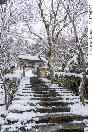 京都大原，Jakkoin 的雪景，通往山門的石階 111596192