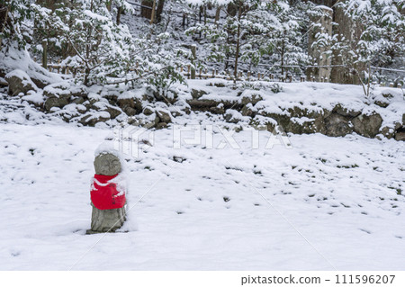 京都大原寂光院地藏像孤零零地矗立在雪原中 京都大原寂光院地藏像孤零零地矗立在雪原中 111596207