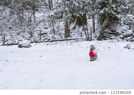 Kyoto Ohara Jakkoin Jizo statue standing alone in the snowy field Kyoto Ohara Jakkoin Jizo statue standing alone in the snowy field 111596209