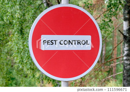 Pest control phrase written on the sign entry is prohibited against the background of the forest 111596671