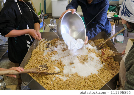 製作味噌：蒸黃豆加鹽 111596895