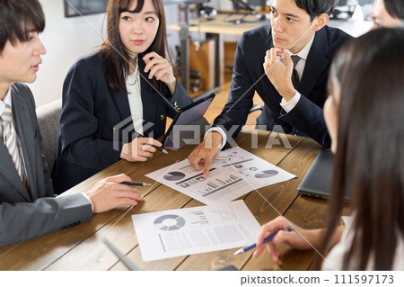 開會的商務人士 開會的商務人士 111597173