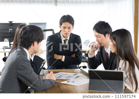 開會的商務人士 開會的商務人士 111597174