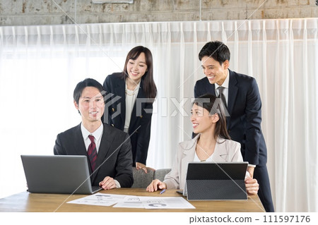 A business person who talks with a smile A business person who talks with a smile 111597176