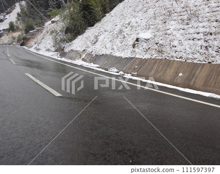 下坡時路面結冰是令人擔憂的問題 111597397