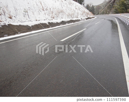 下坡時路面結冰是令人擔憂的問題 下坡時路面結冰是令人擔憂的問題 111597398