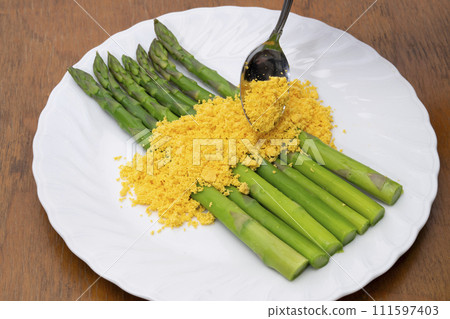 含羞草沙拉佐水煮蛋烹飪場景 111597403