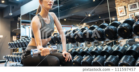 在健身房訓練肌肉訓練的女性 111597457