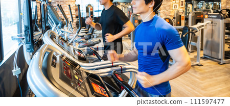 男子在健身房跑步 111597477