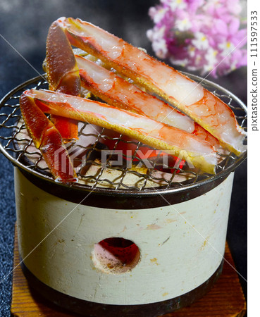 Japanese cuisine: Charcoal-grilled snow crab 111597533