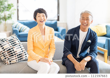 中間夫婦高級男人和女人 111597663