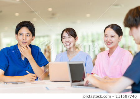 doctor and nurse meeting 111597740