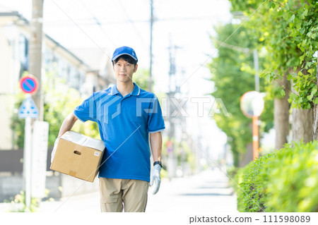 Delivery staff carrying luggage Delivery staff carrying luggage 111598089