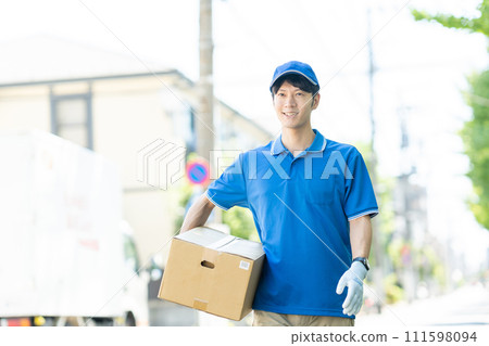 Delivery staff carrying luggage 111598094