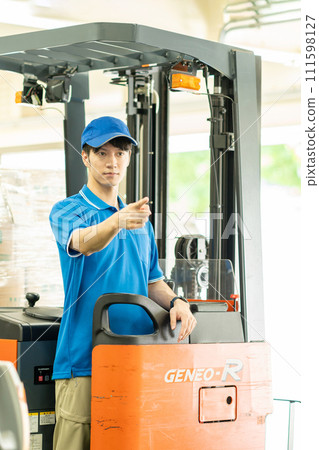 一個人在倉庫裡駕駛叉車 111598127