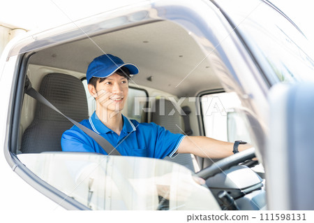 Male delivery staff driving 111598131
