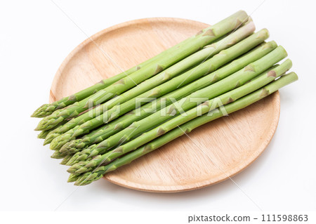 白色背景上的綠蘆筍 111598863
